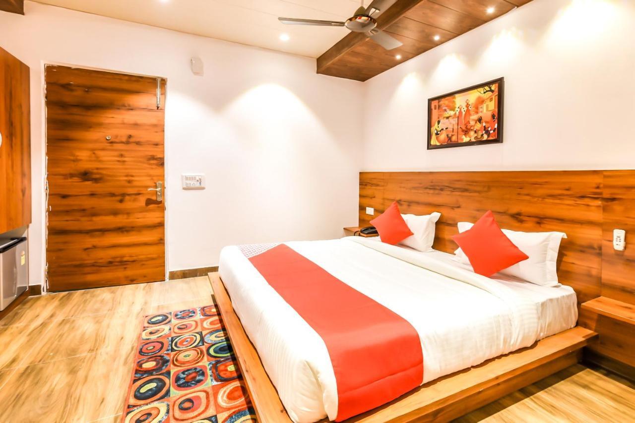 Capital O 19133 Oak Tree New Delhi Exterior photo